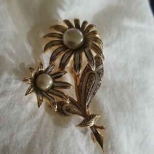 Vintage Vtg Toledo Spain Damascene Flower Brooch GoldTone Faux Center  Flower